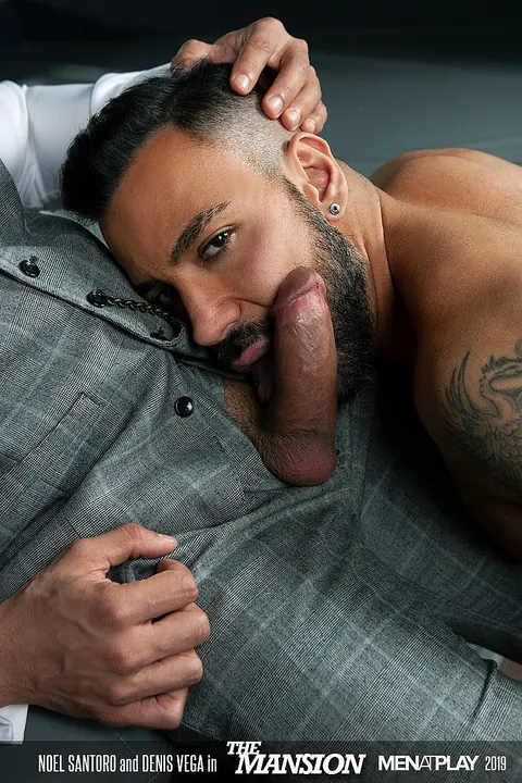 Muscular Studs Kiss and Fuck Doggy Style – photo 19 of 20