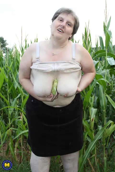Thick European MILF Strips and Fingers Her Pussy in a Corn Field – photo 2 of 21