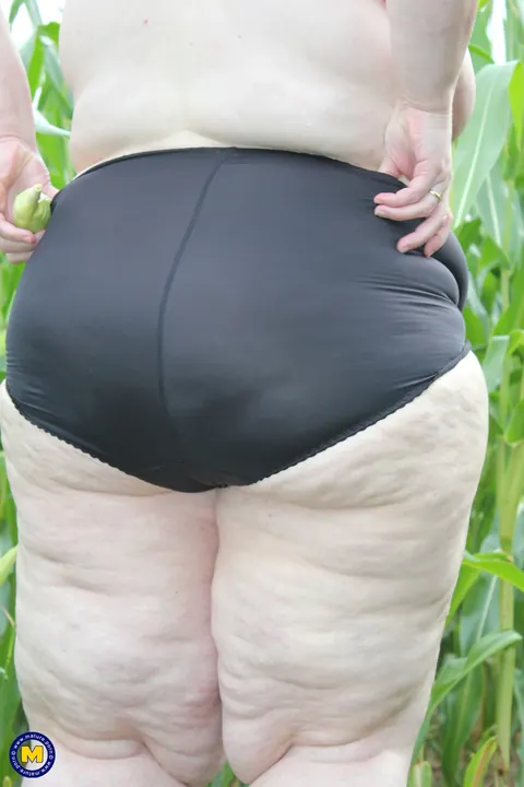 Thick European MILF Strips and Fingers Her Pussy in a Corn Field – photo 10 of 21