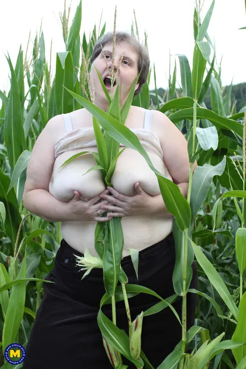 Thick European MILF Strips and Fingers Her Pussy in a Corn Field – photo 3 of 21