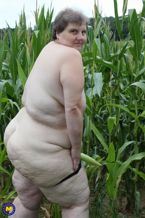 Thick European MILF Strips and Fingers Her Pussy in a Corn Field – photo 16 of 21