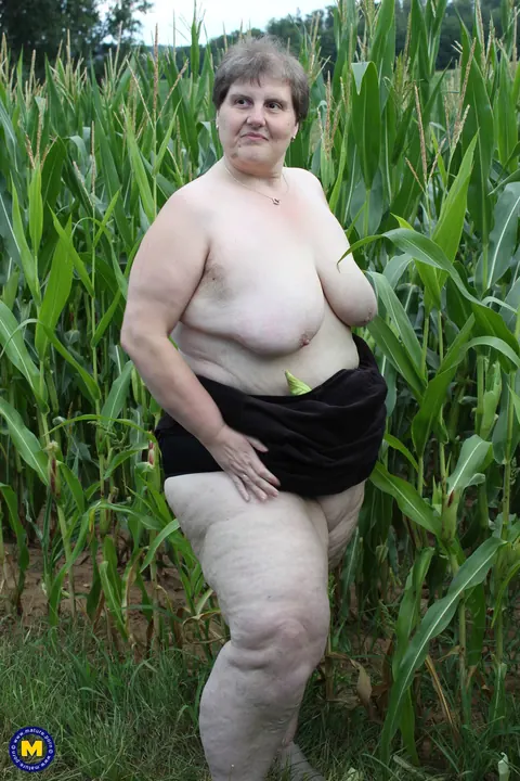 Thick European MILF Strips and Fingers Her Pussy in a Corn Field – photo 7 of 21