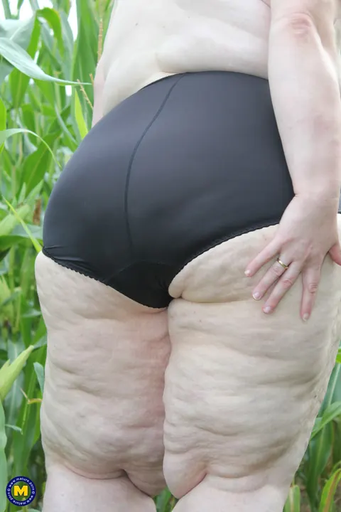 Thick European MILF Strips and Fingers Her Pussy in a Corn Field – photo 9 of 21