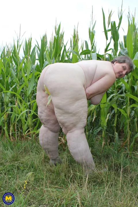 Thick European MILF Strips and Fingers Her Pussy in a Corn Field – photo 17 of 21
