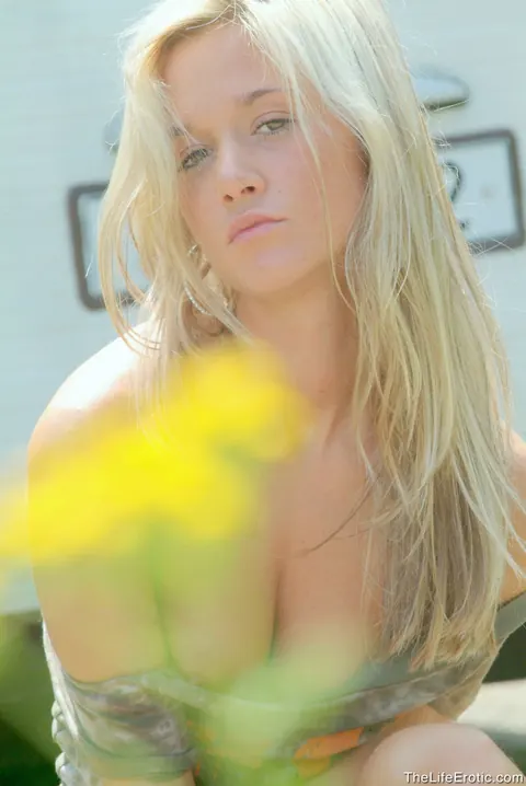 Carmen Cocks: Mature Skinny Blondes Kiss and Finger Each Other Outdoors – photo 17 of 21