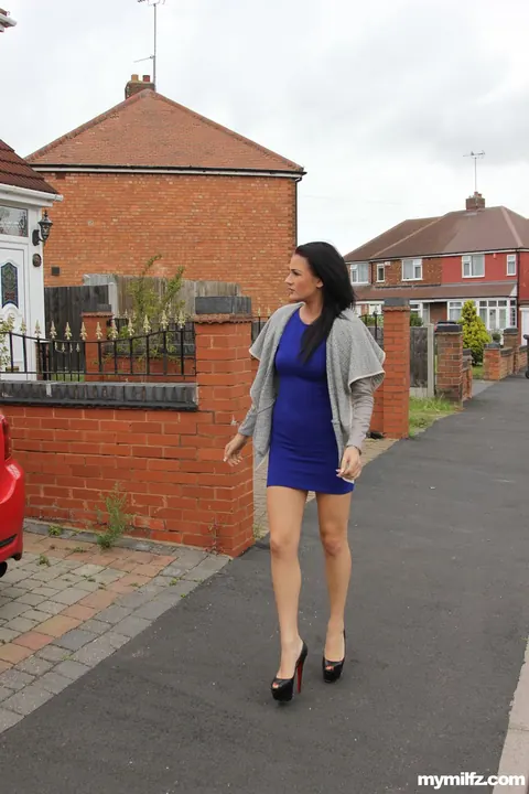 Carla Mai: Tall British MILF in a Dress Has Sex Outdoors – photo 1 of 21