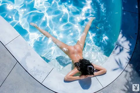 Ashlee Lynn: Brunette Oils Her Big Fake Tits and Strips by the Pool – photo 11 of 16