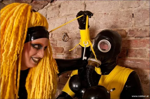 Dominant Woman in Latex and High Heels Undresses – photo 13 of 16