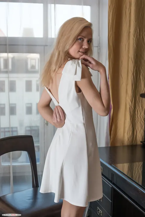 Blonde in High Heels Strips Nude and Spreads Her Pussy – photo 1 of 21