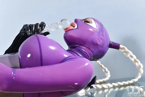 Latex Lucy: Thick European MILF Masturbates in Latex and Heels – photo 8 of 16