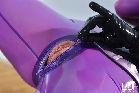 Latex Lucy: Thick European MILF Masturbates in Latex and Heels – photo 7 of 16