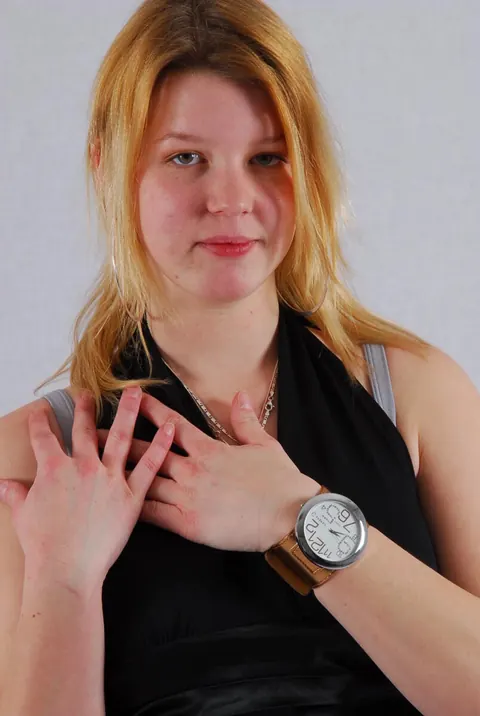 Redhead in High Heels Poses and Shows Off a Cuff Watch – photo 2 of 16