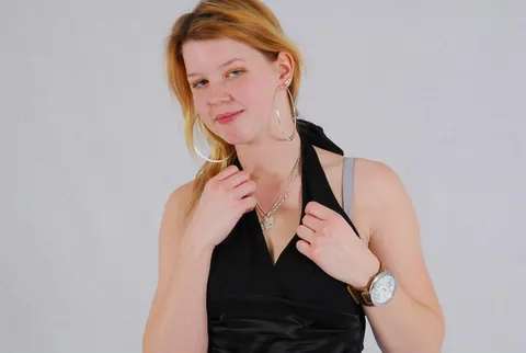 Redhead in High Heels Poses and Shows Off a Cuff Watch – photo 5 of 16