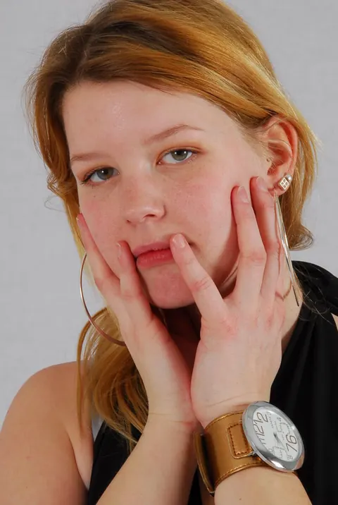 Redhead in High Heels Poses and Shows Off a Cuff Watch – photo 13 of 16