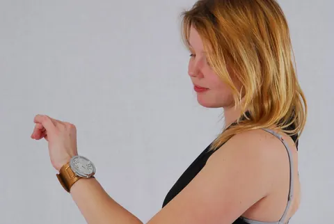 Redhead in High Heels Poses and Shows Off a Cuff Watch – photo 3 of 16