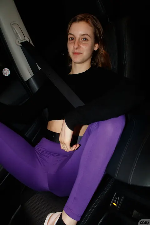 PAWG in Yoga Pants and Heels Pulls Waistband Aside Outdoors – photo 9 of 12