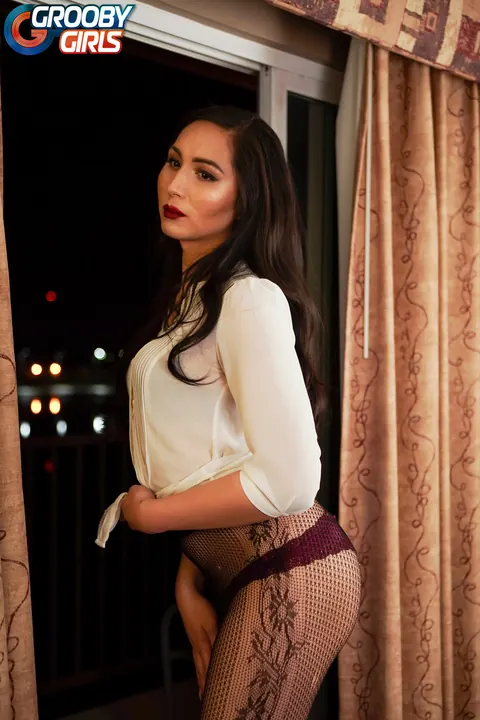Trans Woman Poses in Pantyhose and Spreads – photo 3 of 16