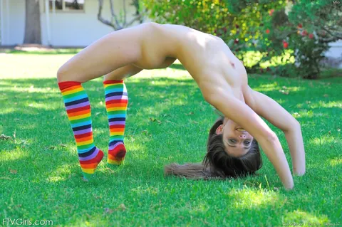 Brunette Spreads Her Labia Outdoors After Playing in Shorts – photo 9 of 20