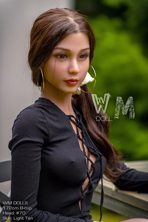 Woman Strips Naked and Poses in the Open Air – photo 3 of 20