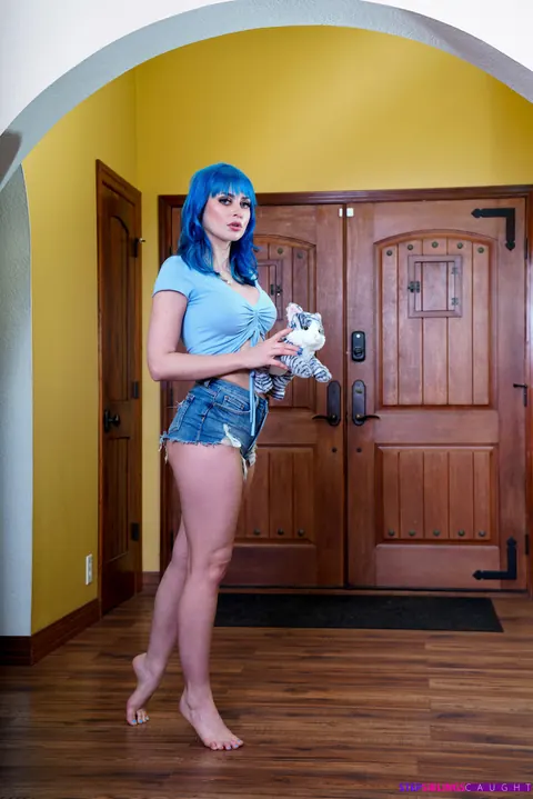 Jewelz Blu: Busty German MILF Fucks in Lingerie and Shorts – photo 1 of 20