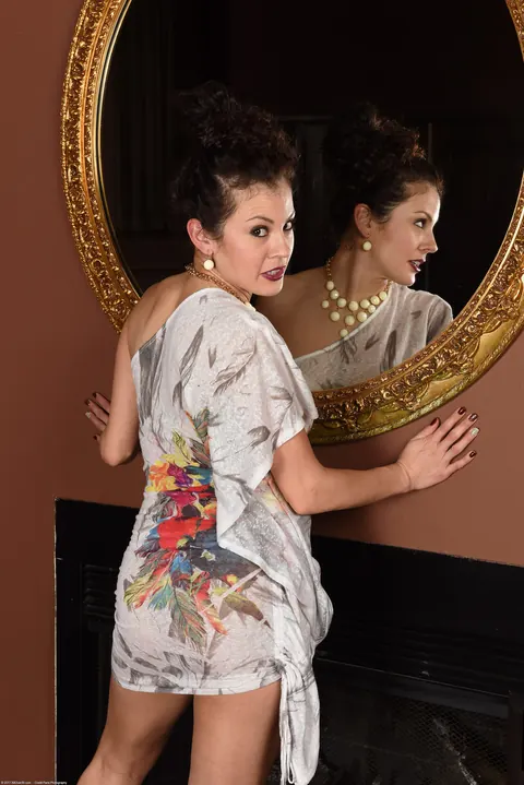 Curly MILF Spreads Her Shaved Pussy by the Mirror – photo 4 of 21