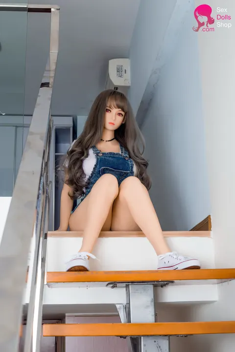 Woman Pulls Top Down to Reveal Chest and Pose Nude – photo 10 of 16