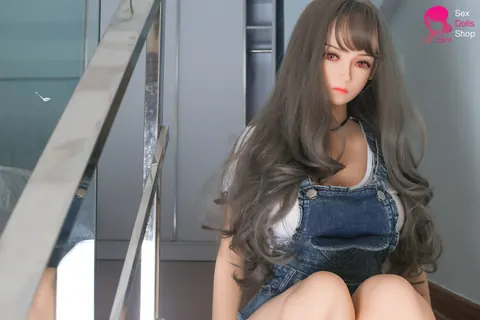 Woman Pulls Top Down to Reveal Chest and Pose Nude – photo 6 of 16
