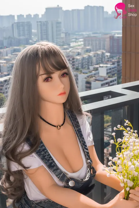 Woman Pulls Top Down to Reveal Chest and Pose Nude – photo 11 of 16