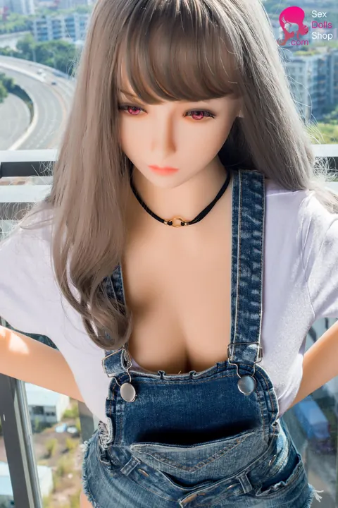 Woman Pulls Top Down to Reveal Chest and Pose Nude – photo 12 of 16