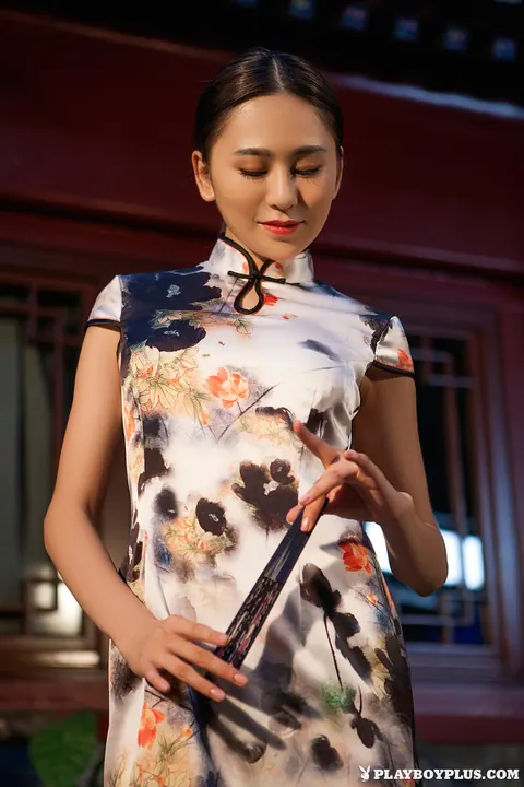Wu Muxi: Skinny Chinese Brunette Strips Out of Her Dress – photo 2 of 16