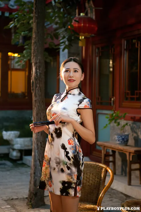 Wu Muxi: Skinny Chinese Brunette Strips Out of Her Dress – photo 1 of 16
