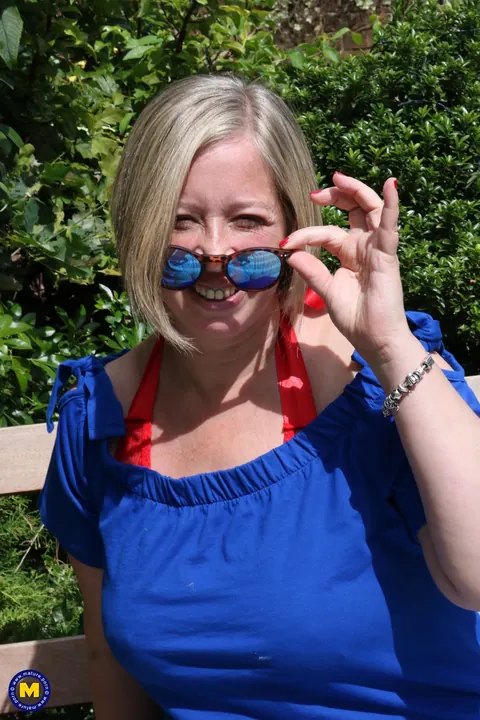 Shooting Star: Busty Blonde BBW with Short Hair Spreads Outdoors – photo 1 of 20