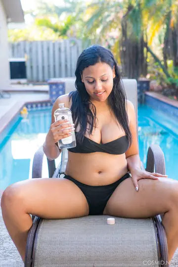 Chubby Ebony MILF Strips Out of Her Bikini by the Pool