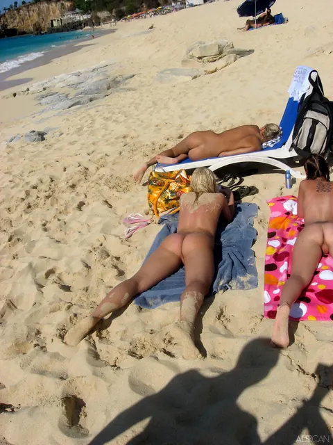 Amy Lee: Tattooed Woman with Small Tits Has Group Sex on the Beach – photo 19 of 20