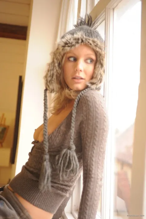 Holly Newberry: Tall British MILF Bares Her Body and Long Legs – photo 3 of 12