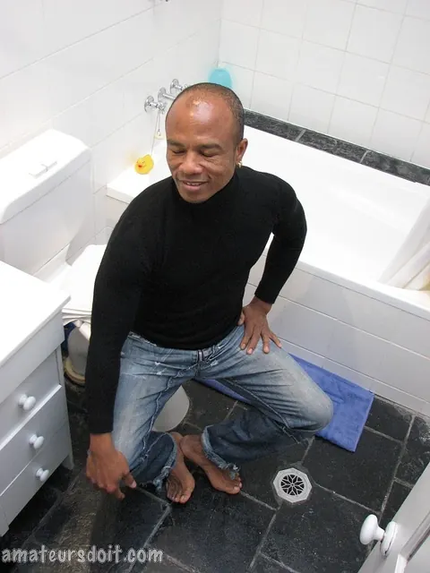 Bodybuilder Strokes His Uncut Cock in the Bathroom – photo 4 of 21