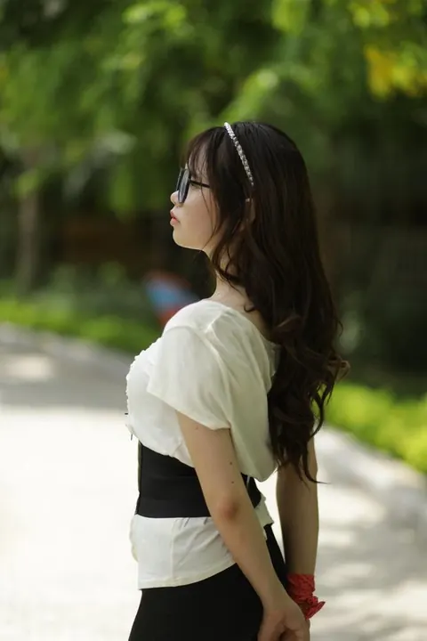 Busty Thick Asian Babe Poses in Glasses Outdoors – photo 9 of 21