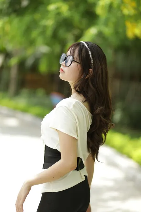 Busty Thick Asian Babe Poses in Glasses Outdoors – photo 10 of 21