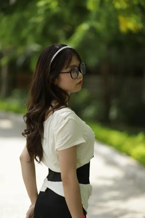 Busty Thick Asian Babe Poses in Glasses Outdoors – photo 5 of 21