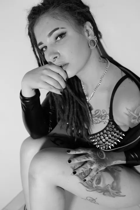 Woman Strips Out of Her Latex Bodysuit – photo 4 of 11