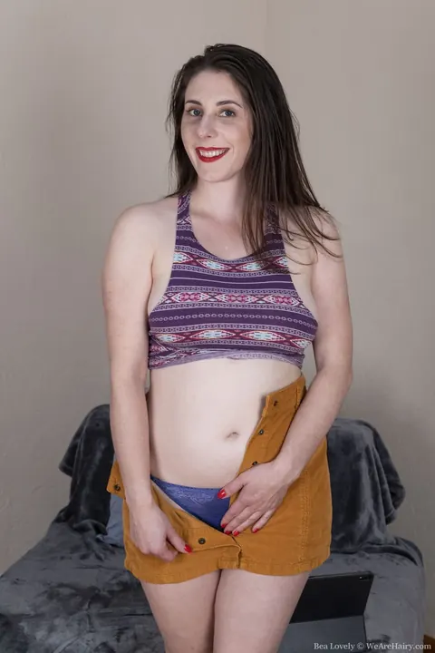 Bea Lovely: Thick Brunette Fingers Her Hairy Pussy for the Camera – photo 7 of 20