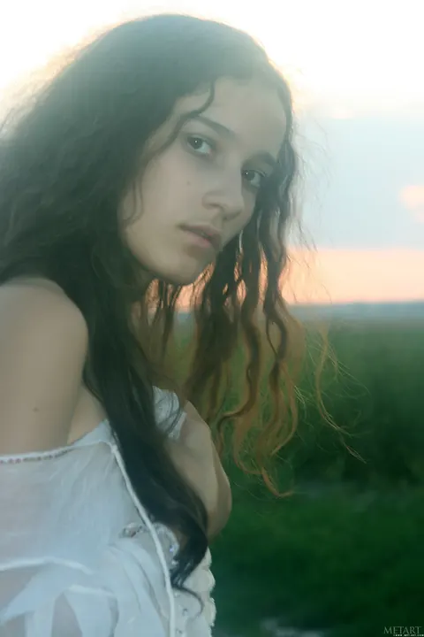 Slim Babe Reveals Her Trimmed Pussy on the Beach – photo 21 of 21