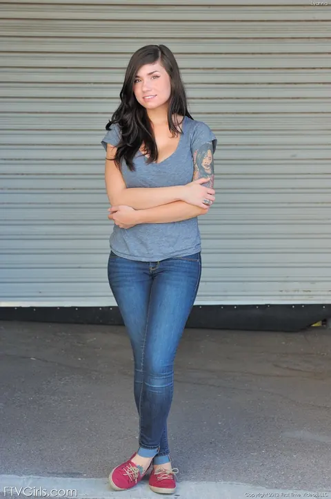 Brunette Shows Her Big Tits and Tattoos in Jeans Outdoors – photo 11 of 20