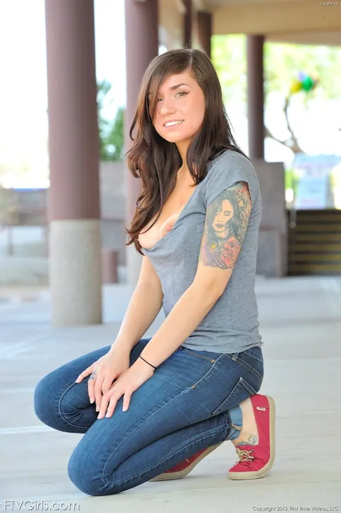 Brunette Shows Her Big Tits and Tattoos in Jeans Outdoors – photo 5 of 20