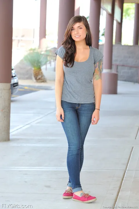 Brunette Shows Her Big Tits and Tattoos in Jeans Outdoors – photo 1 of 20
