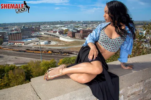 Ebony Trans Woman Strips Nude Outdoors – photo 2 of 15