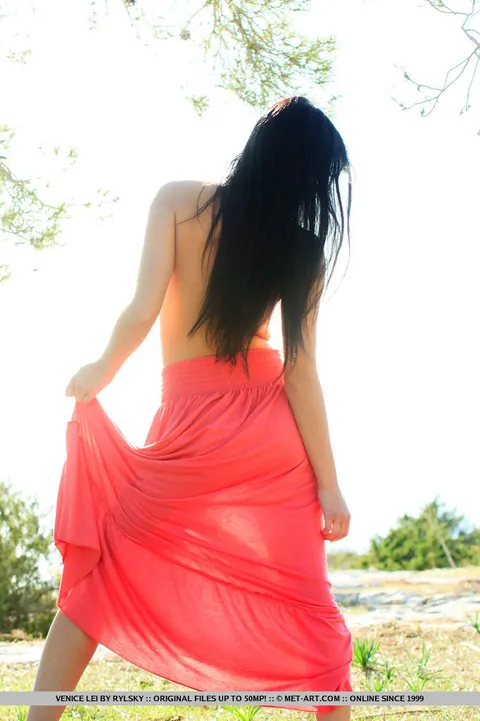Venice Lei: Tall European Brunette Strips and Spreads Outdoors – photo 4 of 18