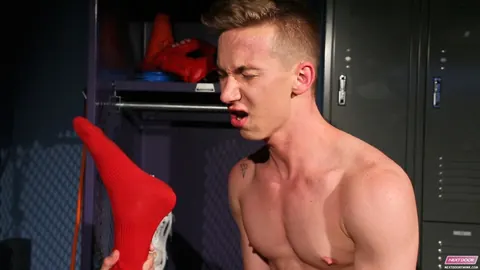 Two Men Kiss and Fuck in the Locker Room – photo 20 of 21