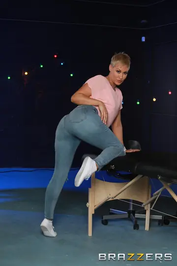 Ryan Keely – Tall Brunette MILF Takes Anal in Jeans