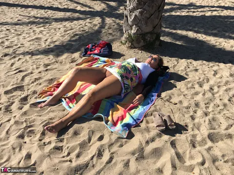 Nudechrissy: Curvy Blonde MILF Flashes Her Big Tits on the Beach – photo 15 of 19